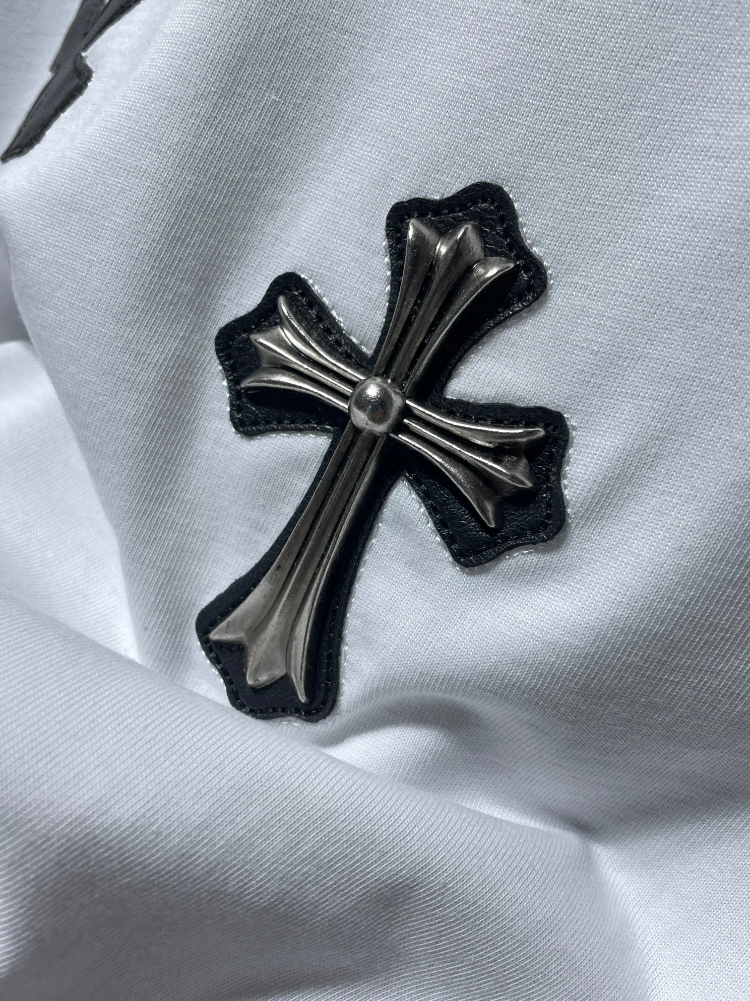 P154 New Chrome Hearts 25ss for summer. High gram weight, environmentally friendly and high-quality top-grade fabric. 260g~270g Chrome Hearts heavy industry leather cross short sleeves. Counter synchronization. 1:1 replica version. Recommended color: white, black. Size: S, M, L, XL.